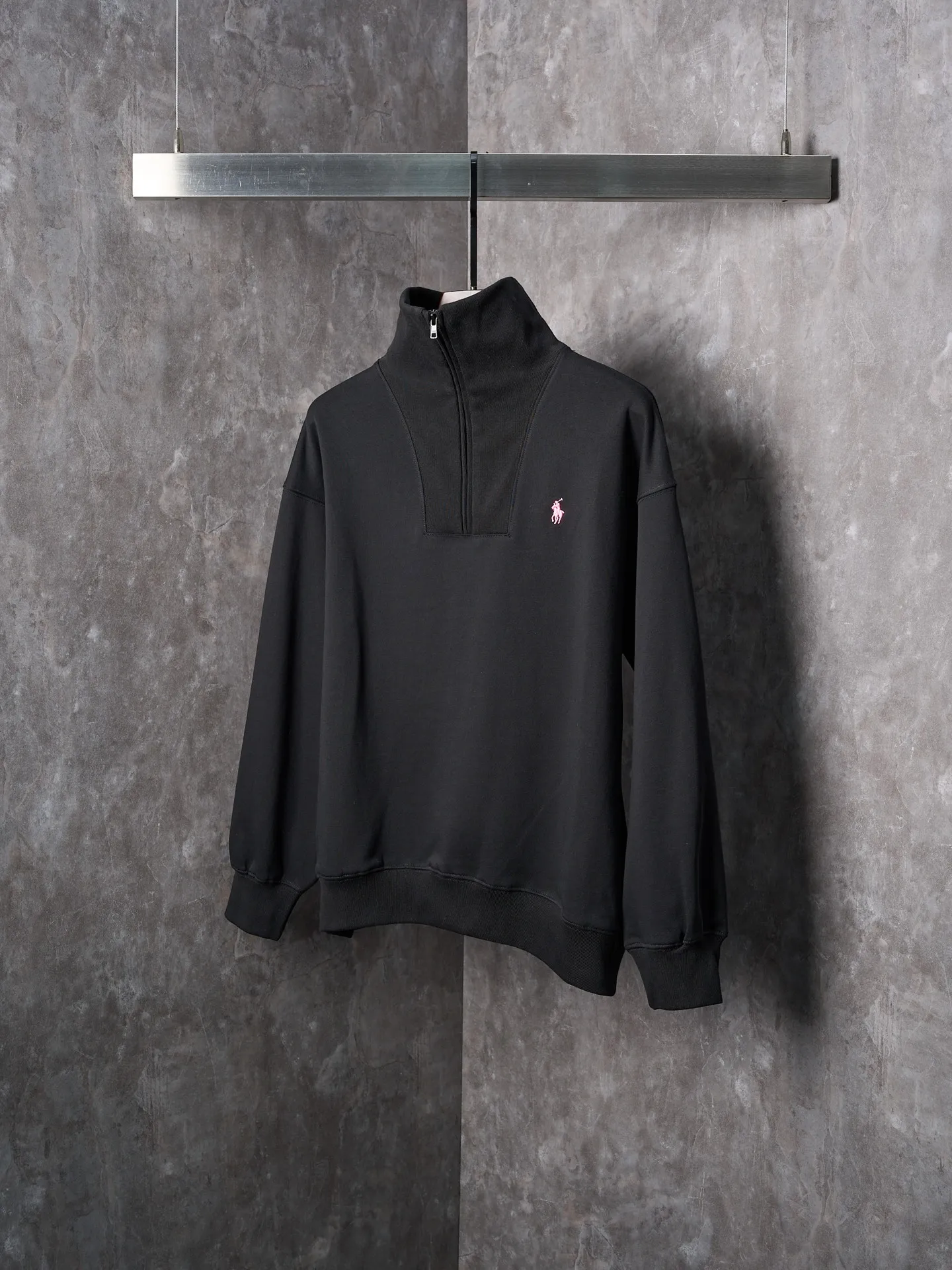 P430 Actual auction】Ralph Lauren/Ralph Lauren pink pony logo embroidered zipper half turtleneck sweatshirt [Ready stock] S M L XL custom-made luxury cotton fleece compound, soft and silky, comfortable and skin-friendly. It is based on pure black tones. A touch of pink pony logo embroidery is embellished on the chest, low-key and powerful. The back panel is embellished with the brand letters outlined in ivory white satin intarsia. The pink pony embroidery leaping in the center is the only colorful footnote in this black and white silent film, which coincides with the elegant and uninhibited brand philosophy. Its unique ribbed half-high collar design is sublimated, giving more flexibility and fashion sense to wear, showing taste in silent places, showing elegance and style. Imported machine embroidery technology is used. Advanced computer control system and sophisticated mechanical components are used to realize the pony logo embroidery operation with high precision, smooth and delicate lines, and imported machine appliqué embroidery technology. Use advanced computer control systems and precision mechanical components to realize Ralph Lauren appliqué embroidery operations, showing an embroidery effect with both clarity and three-dimensionality. The fabrics have been washed and have a better hand feel and texture. They are not easy to deform, not easy to shrink, not easy to fade, and maintain long-term beauty and loose fit.